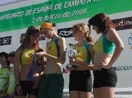 El equipo del CAC Villalba, recogiendo el premio por su tercer puesto (Foto: Federación Madrileña de Atletismo)